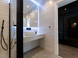 Moonlit Mirage Villa With Pool, Gym and Sauna