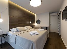 Moonlit Mirage Villa With Pool, Gym and Sauna