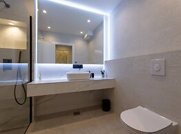 Moonlit Mirage Villa With Pool, Gym and Sauna