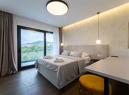 Moonlit Mirage Villa With Pool, Gym and Sauna