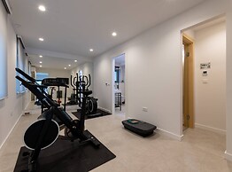 Moonlit Mirage Villa With Pool, Gym and Sauna