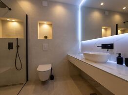 Moonlit Mirage Villa With Pool, Gym and Sauna