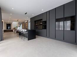 Moonlit Mirage Villa With Pool, Gym and Sauna