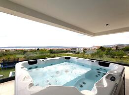 Moonlit Mirage Villa With Pool, Gym and Sauna