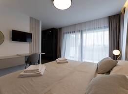 Moonlit Mirage Villa With Pool, Gym and Sauna