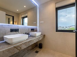 Moonlit Mirage Villa With Pool, Gym and Sauna