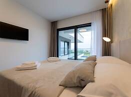 Moonlit Mirage Villa With Pool, Gym and Sauna