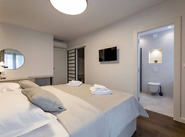 Moonlit Mirage Villa With Pool, Gym and Sauna