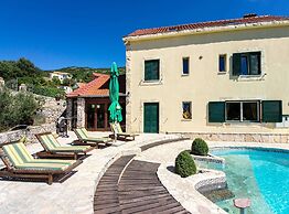 Authentic Dalmatian Hillside Escape With Pool, Sauna & BBQ