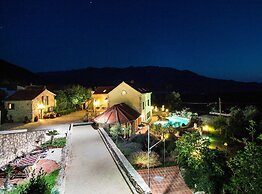 Authentic Dalmatian Hillside Escape With Pool, Sauna & BBQ