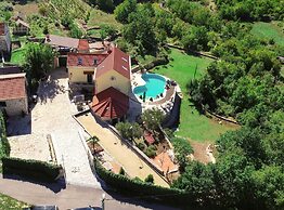 Authentic Dalmatian Hillside Escape With Pool, Sauna & BBQ