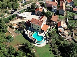 Authentic Dalmatian Hillside Escape With Pool, Sauna & BBQ