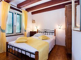 Authentic Dalmatian Hillside Escape With Pool, Sauna & BBQ