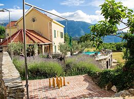 Authentic Dalmatian Hillside Escape With Pool, Sauna & BBQ