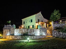 Authentic Dalmatian Hillside Escape With Pool, Sauna & BBQ