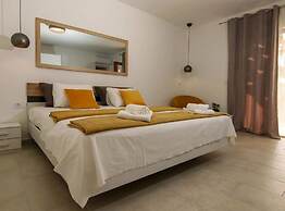 Secluded Oasis With Pool, Outdoor Kitchen, & Landscaped Terraces