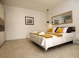 Secluded Oasis With Pool, Outdoor Kitchen, & Landscaped Terraces