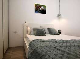 Secluded Oasis With Pool, Outdoor Kitchen, & Landscaped Terraces