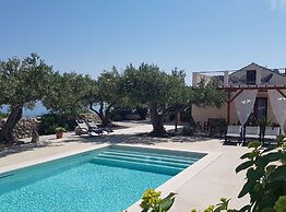 Secluded Oasis With Pool, Outdoor Kitchen, & Landscaped Terraces