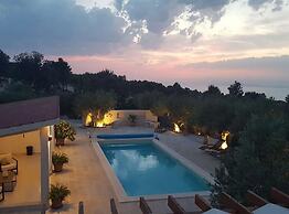 Secluded Oasis With Pool, Outdoor Kitchen, & Landscaped Terraces