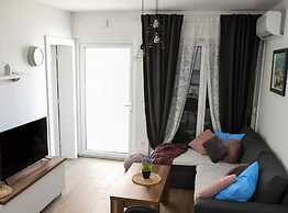 Stylish Okrug Gornji Apartment With Terrace and Patio
