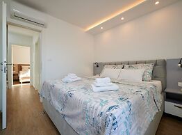 Exclusive Okrug Gornji Apartment With Shared Pool