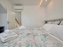 Exclusive Okrug Gornji Apartment With Shared Pool