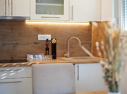 Exclusive Okrug Gornji Apartment With Shared Pool