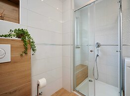 Exclusive Okrug Gornji Apartment With Shared Pool