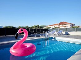 Exclusive Okrug Gornji Apartment With Shared Pool