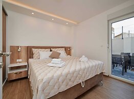 Exclusive Okrug Gornji Apartment With Shared Pool