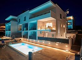 Exclusive Okrug Gornji Apartment With Shared Pool