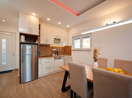 Exclusive Okrug Gornji Apartment With Shared Pool