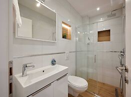 Exclusive Okrug Gornji Apartment With Shared Pool