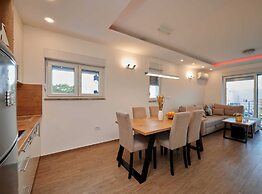 Exclusive Okrug Gornji Apartment With Shared Pool