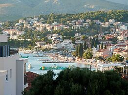 Exclusive Okrug Gornji Apartment With Shared Pool