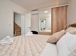 Exclusive Okrug Gornji Apartment With Shared Pool