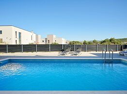Exclusive Okrug Gornji Apartment With Shared Pool