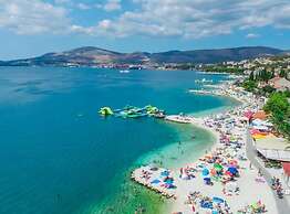 Expansive Ciovo Apartment With Sea-views, Balcony and Outdoor Dining