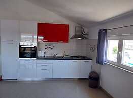 Expansive Ciovo Apartment With Sea-views, Balcony and Outdoor Dining