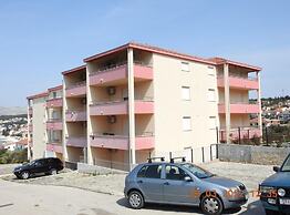 Expansive Ciovo Apartment With Sea-views, Balcony and Outdoor Dining