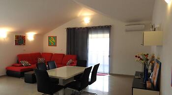 Expansive Ciovo Apartment With Sea-views, Balcony and Outdoor Dining