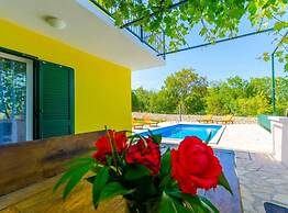 Tranquil Oasis Holiday Home Primorski Dolac With Pool