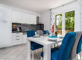 Tranquil Oasis Holiday Home Primorski Dolac With Pool