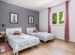 Tranquil Oasis Holiday Home Primorski Dolac With Pool