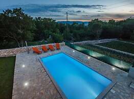 Tranquil Oasis Holiday Home Primorski Dolac With Pool