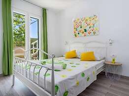 Tranquil Oasis Holiday Home Primorski Dolac With Pool