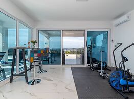 Luminous Infinity Villa With Pool and Gym