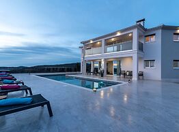 Luminous Infinity Villa With Pool and Gym