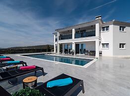 Luminous Infinity Villa With Pool and Gym